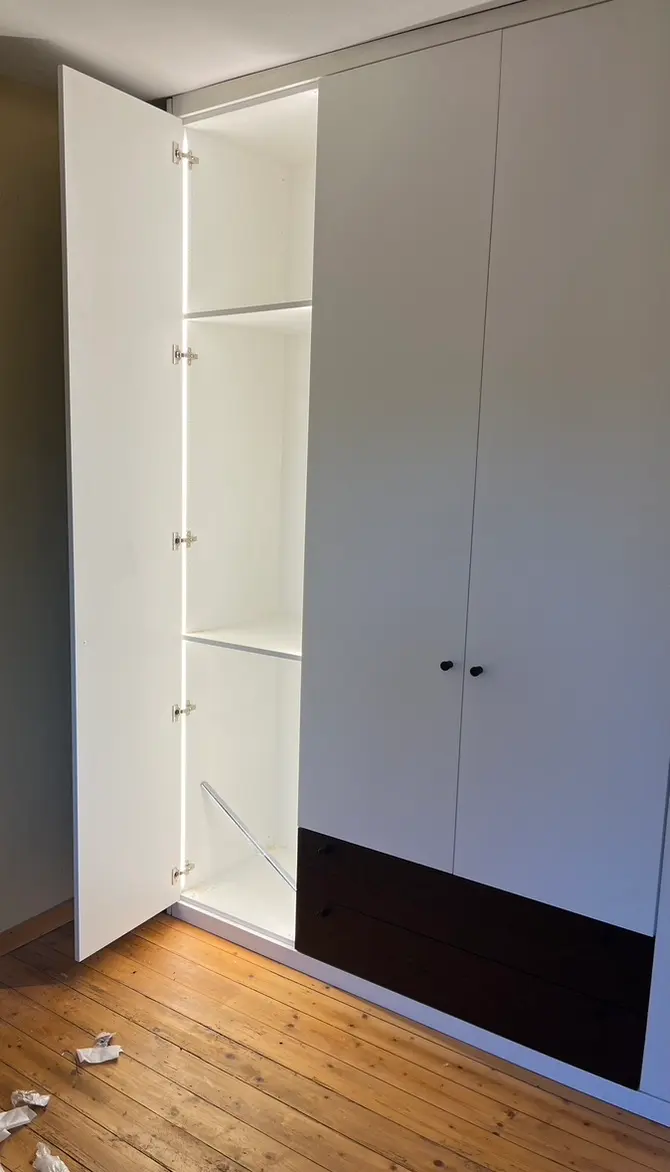 Kleiderschrank mit Lichtakzent - Ansicht 4