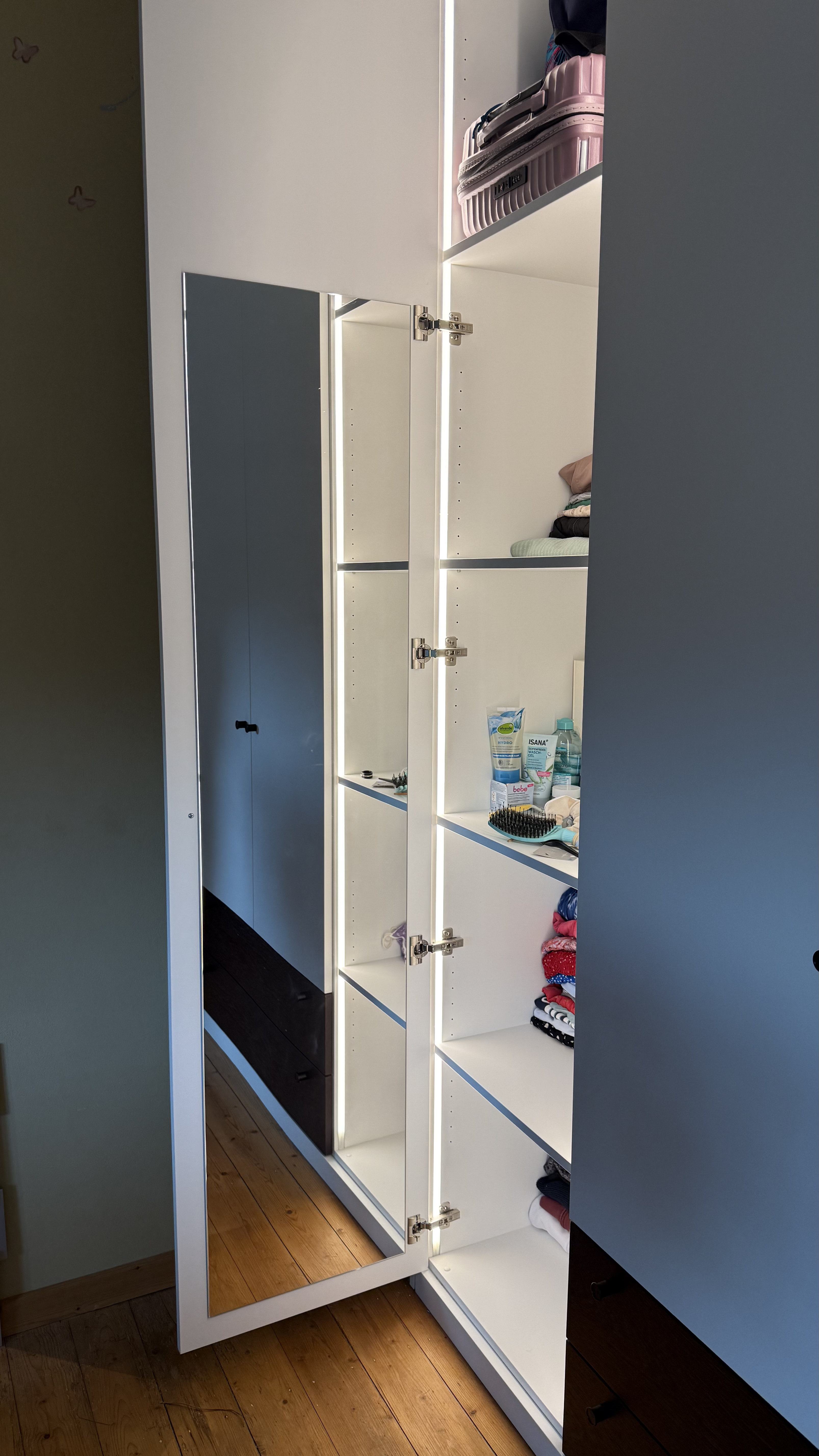 Kleiderschrank mit Lichtakzent