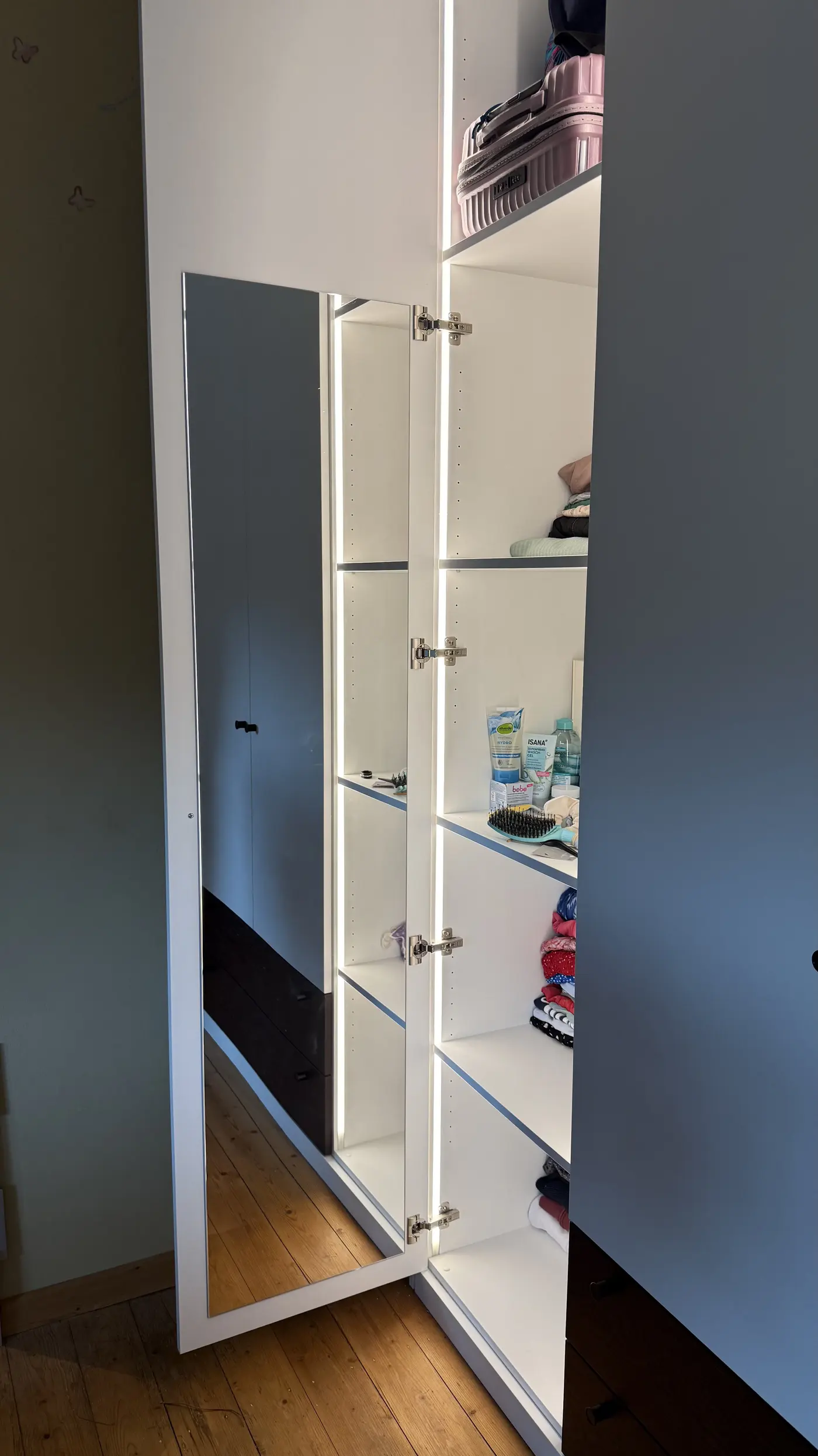 Kleiderschrank mit Lichtakzent - Ansicht 1